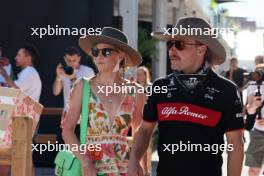 Valtteri Bottas (FIN) Alfa Romeo F1 Team with his girlfriend Tiffany Cromwell (AUS) Professional Cyclist. 20.10.2023. Formula 1 World Championship, Rd 19, United States Grand Prix, Austin, Texas, USA, Qualifying Day