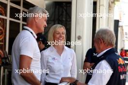 (L to R): David Coulthard (GBR) Red Bull Racing and Scuderia Toro Advisor / Channel 4 F1 Commentator with Susie Wolff (GBR) F1 Academy Managing Director and Dr Helmut Marko (AUT) Red Bull Motorsport Consultant. 20.10.2023. Formula 1 World Championship, Rd 19, United States Grand Prix, Austin, Texas, USA, Qualifying Day