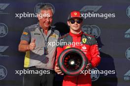 Charles Leclerc (MON) Ferrari receives the Pirelli Pole Position Aqard from Mario Isola (ITA) Pirelli Racing Manager (Left). 20.10.2023. Formula 1 World Championship, Rd 19, United States Grand Prix, Austin, Texas, USA, Qualifying Day