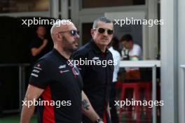 (L to R): Stuart Morrison (GBR) Haas F1 Team Head of Communications with Guenther Steiner (ITA) Haas F1 Team Prinicipal. 20.10.2023. Formula 1 World Championship, Rd 19, United States Grand Prix, Austin, Texas, USA, Qualifying Day