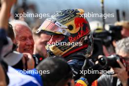 Race winner Max Verstappen (NLD) Red Bull Racing celebrates with Dr Helmut Marko (AUT) Red Bull Motorsport Consultant in parc ferme. 22.10.2023. Formula 1 World Championship, Rd 19, United States Grand Prix, Austin, Texas, USA, Race Day.