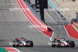 (L to R): Kevin Magnussen (DEN) Haas VF-23 and Nico Hulkenberg (GER) Haas VF-23 battle for position. 22.10.2023. Formula 1 World Championship, Rd 19, United States Grand Prix, Austin, Texas, USA, Race Day.