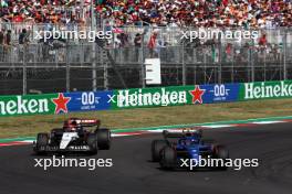 Daniel Ricciardo (AUS) AlphaTauri AT04 and Logan Sargeant (USA) Williams Racing FW45 battle for position. 22.10.2023. Formula 1 World Championship, Rd 19, United States Grand Prix, Austin, Texas, USA, Race Day.
