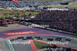 Lando Norris (GBR) McLaren MCL60 leads at the start of the race. 22.10.2023. Formula 1 World Championship, Rd 19, United States Grand Prix, Austin, Texas, USA, Race Day.