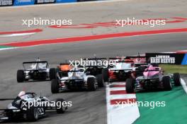 Abbi Pulling (GBR) Rodin Carlin (Right) at the start of the race. 21.10.2023. F1 Academy, Rd 7, Race 2, United States Grand Prix, Austin, Texas, USA, Sprint Day.