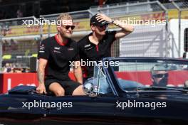 (L to R): Kevin Magnussen (DEN) Haas F1 Team and Nico Hulkenberg (GER) Haas F1 Team on the drivers' parade. 22.10.2023. Formula 1 World Championship, Rd 19, United States Grand Prix, Austin, Texas, USA, Race Day.