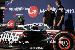 (L to R): Kevin Magnussen (DEN) Haas F1 Team with Guenther Steiner (ITA) Haas F1 Team Prinicipal. 19.10.2023. Formula 1 World Championship, Rd 19, United States Grand Prix, Austin, Texas, USA, Preparation Day.