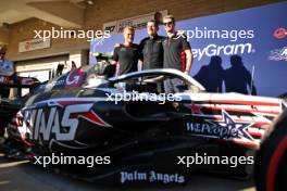 (L to R): Kevin Magnussen (DEN) Haas F1 Team with Guenther Steiner (ITA) Haas F1 Team Prinicipal and Nico Hulkenberg (GER) Haas F1 Team. 19.10.2023. Formula 1 World Championship, Rd 19, United States Grand Prix, Austin, Texas, USA, Preparation Day.