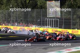 Caio Collet (BRA) Van Amersfoort Racing leads at the start of the race. 03.09.2023. Formula 3 Championship, Rd 10, Feature Race, Monza, Italy, Sunday.