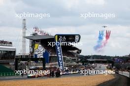 Circuit atmosphere - air display flies over the grid before the start of the race. 10.06.2023. FIA World Endurance Championship, Le Mans 24 Hours Race, Le Mans, France, Saturday.