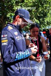 Max Verstappen (NLD) Red Bull Racing with fan. 22.03.2024. Formula 1 World Championship, Rd 3, Australian Grand Prix, Albert Park, Melbourne, Australia, Practice Day.