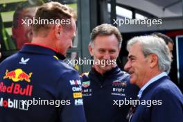(L to R): Jonathan Wheatley (GBR) Red Bull Racing Team Manager with Christian Horner (GBR) Red Bull Racing Team Principal and Carlos Sainz (ESP). 22.03.2024. Formula 1 World Championship, Rd 3, Australian Grand Prix, Albert Park, Melbourne, Australia, Practice Day.