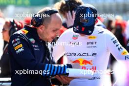 (L to R): Gianpiero Lambiase (ITA) Red Bull Racing Engineer with Max Verstappen (NLD) Red Bull Racing on the grid. 24.03.2024. Formula 1 World Championship, Rd 3, Australian Grand Prix, Albert Park, Melbourne, Australia, Race Day.