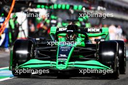 Valtteri Bottas (FIN) Sauber C44 makes a pit stop. 24.03.2024. Formula 1 World Championship, Rd 3, Australian Grand Prix, Albert Park, Melbourne, Australia, Race Day.