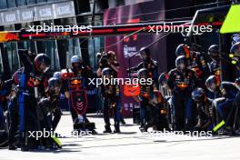 Red Bull Racing makes a pit stop. 24.03.2024. Formula 1 World Championship, Rd 3, Australian Grand Prix, Albert Park, Melbourne, Australia, Race Day.