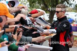 Nico Hulkenberg (GER) Haas F1 Team with fans. 24.03.2024. Formula 1 World Championship, Rd 3, Australian Grand Prix, Albert Park, Melbourne, Australia, Race Day.