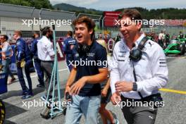 (L to R): Franco Colapinto (ARG) Williams Racing Academy Driver with James Vowles (GBR) Williams Racing Team Principal on the grid. 30.06.2024. Formula 1 World Championship, Rd 11, Austrian Grand Prix, Spielberg, Austria, Race Day.