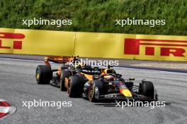 Max Verstappen (NLD) Red Bull Racing RB20 leads Lando Norris (GBR) McLaren MCL38, both with punctures after colliding. 30.06.2024. Formula 1 World Championship, Rd 11, Austrian Grand Prix, Spielberg, Austria, Race Day.