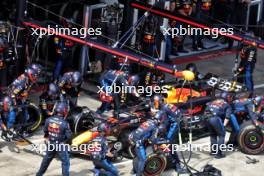 Sergio Perez (MEX) Red Bull Racing RB20 makes a pit stop. 30.06.2024. Formula 1 World Championship, Rd 11, Austrian Grand Prix, Spielberg, Austria, Race Day.