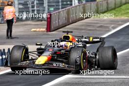 Max Verstappen (NLD) Red Bull Racing RB20 makes a pit stop with a puncture after collision with Lando Norris (GBR) McLaren MCL38. 30.06.2024. Formula 1 World Championship, Rd 11, Austrian Grand Prix, Spielberg, Austria, Race Day.