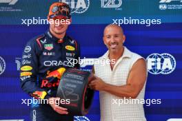 (L to R): Max Verstappen (NLD) Red Bull Racing receives the Pirelli Pole Position Award from Jason Oppenheim (USA) Estate Agent. 29.06.2024. Formula 1 World Championship, Rd 11, Austrian Grand Prix, Spielberg, Austria, Sprint and Qualifying Day.