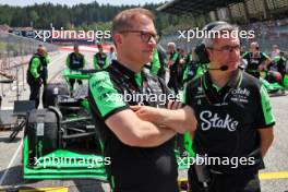 (L to R): Andreas Seidl (GER) Sauber Group Chief Executive Officer with Xevi Pujolar (ESP) Sauber Head of Trackside Engineering on the grid. 29.06.2024. Formula 1 World Championship, Rd 11, Austrian Grand Prix, Spielberg, Austria, Sprint and Qualifying Day.