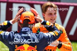 Second placed Oscar Piastri (AUS) McLaren in Sprint parc ferme with winner Max Verstappen (NLD) Red Bull Racing. 29.06.2024. Formula 1 World Championship, Rd 11, Austrian Grand Prix, Spielberg, Austria, Sprint and Qualifying Day.