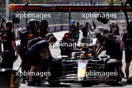 Sergio Perez (MEX) Red Bull Racing RB20 in the pits. 13.09.2024. Formula 1 World Championship, Rd 17, Azerbaijan Grand Prix, Baku Street Circuit, Azerbaijan, Practice Day.