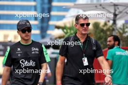 (L to R): Zhou Guanyu (CHN) Sauber with Graeme Lowdon (GBR). 13.09.2024. Formula 1 World Championship, Rd 17, Azerbaijan Grand Prix, Baku Street Circuit, Azerbaijan, Practice Day.