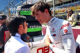 (L to R): Ayao Komatsu (JPN) Haas F1 Team Principal with Oliver Bearman (GBR) Haas F1 Team on the grid. 15.09.2024. Formula 1 World Championship, Rd 17, Azerbaijan Grand Prix, Baku Street Circuit, Azerbaijan, Race Day.