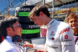 (L to R): Ayao Komatsu (JPN) Haas F1 Team Principal with Oliver Bearman (GBR) Haas F1 Team on the grid. 15.09.2024. Formula 1 World Championship, Rd 17, Azerbaijan Grand Prix, Baku Street Circuit, Azerbaijan, Race Day.