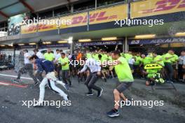 Franco Colapinto (ARG) Williams Racing celebrates his first F1 points finish with James Vowles (GBR) Williams Racing Team Principal and the team. 15.09.2024. Formula 1 World Championship, Rd 17, Azerbaijan Grand Prix, Baku Street Circuit, Azerbaijan, Race Day.