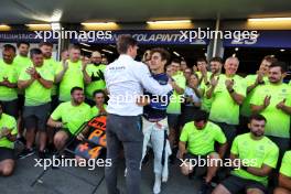 Franco Colapinto (ARG) Williams Racing celebrates his first points finish with James Vowles (GBR) Williams Racing Team Principal and the team. 15.09.2024. Formula 1 World Championship, Rd 17, Azerbaijan Grand Prix, Baku Street Circuit, Azerbaijan, Race Day.