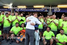 Franco Colapinto (ARG) Williams Racing celebrates his first points finish with James Vowles (GBR) Williams Racing Team Principal and the team. 15.09.2024. Formula 1 World Championship, Rd 17, Azerbaijan Grand Prix, Baku Street Circuit, Azerbaijan, Race Day.