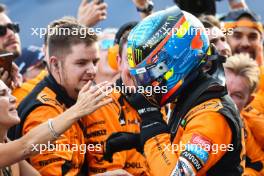 Race winner Oscar Piastri (AUS) McLaren celebrates in parc ferme with his mother Nicole Piastri (AUS). 15.09.2024. Formula 1 World Championship, Rd 17, Azerbaijan Grand Prix, Baku Street Circuit, Azerbaijan, Race Day.