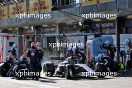 Alexander Albon (THA) Williams Racing FW46 makes a pit stop. 15.09.2024. Formula 1 World Championship, Rd 17, Azerbaijan Grand Prix, Baku Street Circuit, Azerbaijan, Race Day.