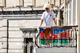 Circuit atmosphere - a fan on an apartment balcony. 15.09.2024. Formula 1 World Championship, Rd 17, Azerbaijan Grand Prix, Baku Street Circuit, Azerbaijan, Race Day.