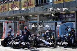 Alexander Albon (THA) Williams Racing FW46 makes a pit stop. 15.09.2024. Formula 1 World Championship, Rd 17, Azerbaijan Grand Prix, Baku Street Circuit, Azerbaijan, Race Day.