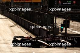 Sergio Perez (MEX) Red Bull Racing RB20 and Charles Leclerc (MON) Ferrari SF-24 battle for position. 15.09.2024. Formula 1 World Championship, Rd 17, Azerbaijan Grand Prix, Baku Street Circuit, Azerbaijan, Race Day.