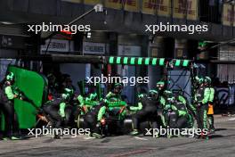 Zhou Guanyu (CHN) Sauber C44 makes a pit stop. 15.09.2024. Formula 1 World Championship, Rd 17, Azerbaijan Grand Prix, Baku Street Circuit, Azerbaijan, Race Day.