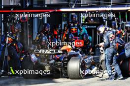 Max Verstappen (NLD) Red Bull Racing RB20 makes a pit stop. 15.09.2024. Formula 1 World Championship, Rd 17, Azerbaijan Grand Prix, Baku Street Circuit, Azerbaijan, Race Day.