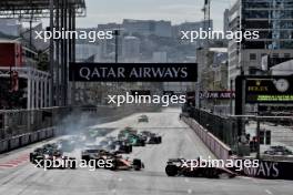 Charles Leclerc (MON) Ferrari SF-24 leads at the start of the race. 15.09.2024. Formula 1 World Championship, Rd 17, Azerbaijan Grand Prix, Baku Street Circuit, Azerbaijan, Race Day.