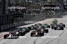 Charles Leclerc (MON) Ferrari SF-24 leads at the start of the race. 15.09.2024. Formula 1 World Championship, Rd 17, Azerbaijan Grand Prix, Baku Street Circuit, Azerbaijan, Race Day.