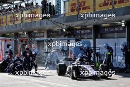 Alexander Albon (THA) Williams Racing FW46 makes a pit stop. 15.09.2024. Formula 1 World Championship, Rd 17, Azerbaijan Grand Prix, Baku Street Circuit, Azerbaijan, Race Day.