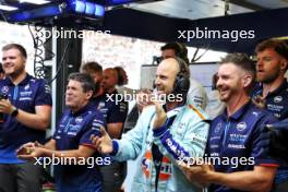 Williams Racing mechanics enjoy qualifying. 14.09.2024. Formula 1 World Championship, Rd 17, Azerbaijan Grand Prix, Baku Street Circuit, Azerbaijan, Qualifying Day.