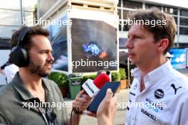 James Vowles (GBR) Williams Racing Team Principal with Chris Medland (GBR) Journalist. 14.09.2024. Formula 1 World Championship, Rd 17, Azerbaijan Grand Prix, Baku Street Circuit, Azerbaijan, Qualifying Day.