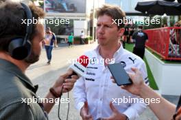 James Vowles (GBR) Williams Racing Team Principal with Chris Medland (GBR) Journalist. 14.09.2024. Formula 1 World Championship, Rd 17, Azerbaijan Grand Prix, Baku Street Circuit, Azerbaijan, Qualifying Day.