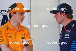 (L to R): Oscar Piastri (AUS) McLaren and Max Verstappen (NLD) Red Bull Racing on the drivers' parade. 15.09.2024. Formula 1 World Championship, Rd 17, Azerbaijan Grand Prix, Baku Street Circuit, Azerbaijan, Race Day.