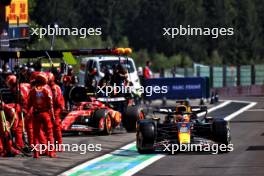 Max Verstappen (NLD) Red Bull Racing RB20 makes a pit stop. 28.07.2024. Formula 1 World Championship, Rd 14, Belgian Grand Prix, Spa Francorchamps, Belgium, Race Day.