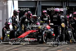 Pierre Gasly (FRA) Alpine F1 Team A524 makes a pit stop. 28.07.2024. Formula 1 World Championship, Rd 14, Belgian Grand Prix, Spa Francorchamps, Belgium, Race Day.